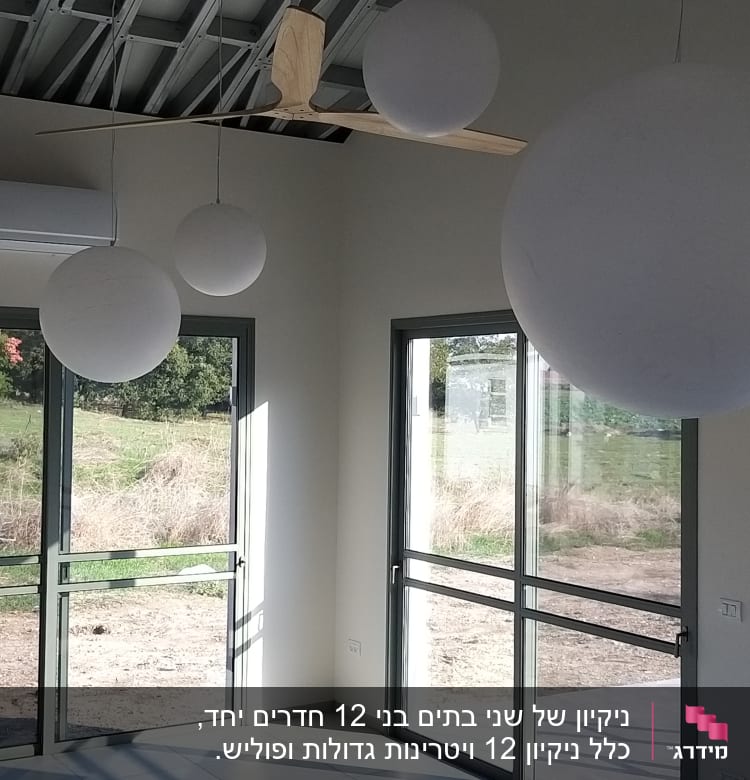 סולם לבן ליד חלון זכוכית גדול
